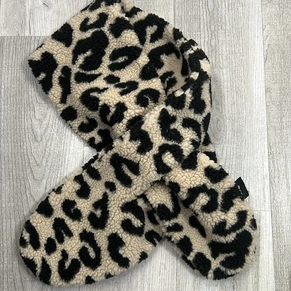 Set of 2 echo scarves you get both A594